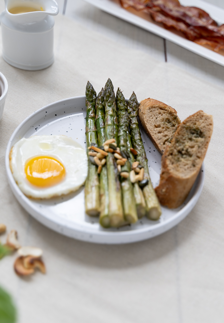 Green asparagus with fried egg and rustic bread — Green Kitchen