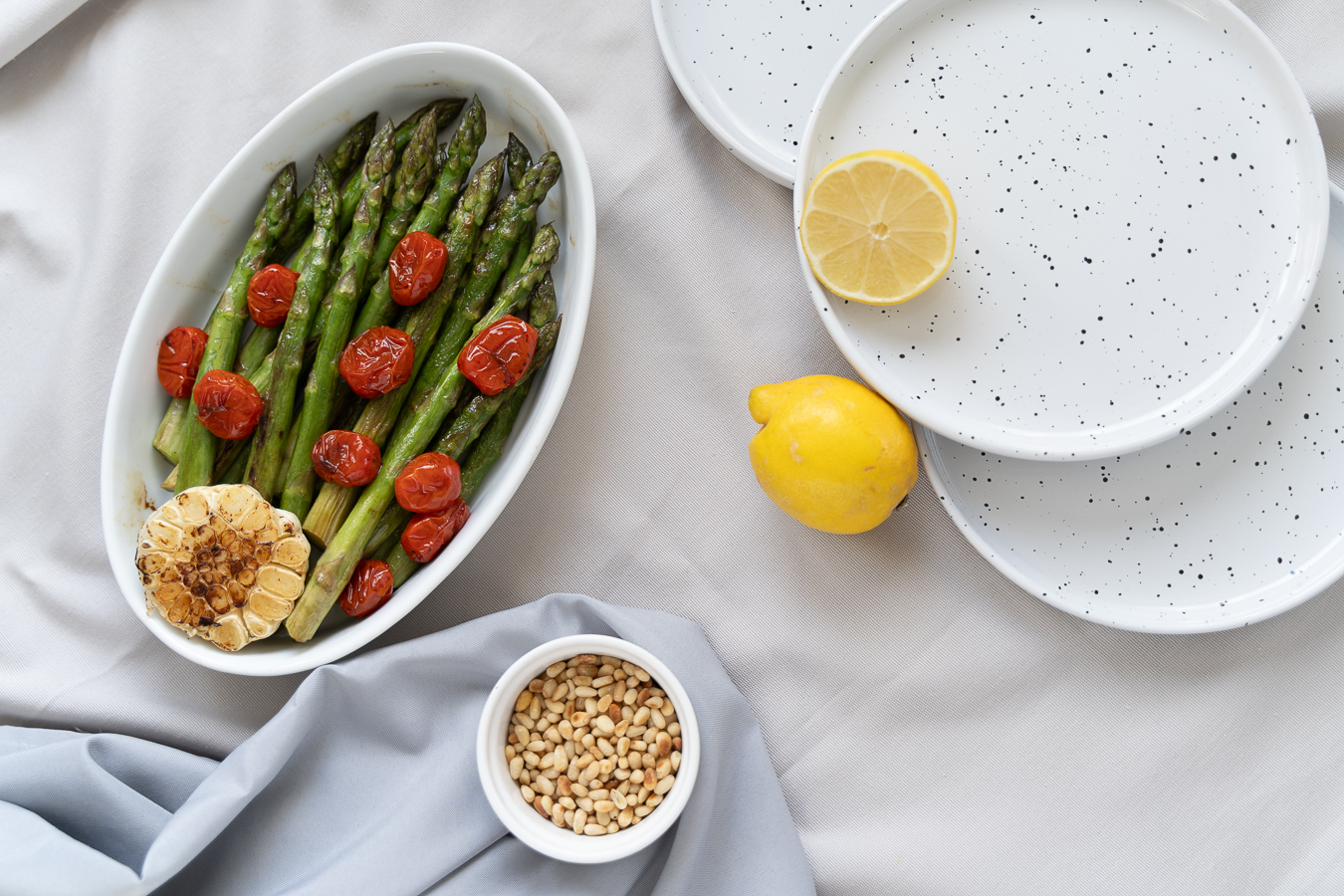 Roasted asparagus with tomatoes and garlic — Green Kitchen