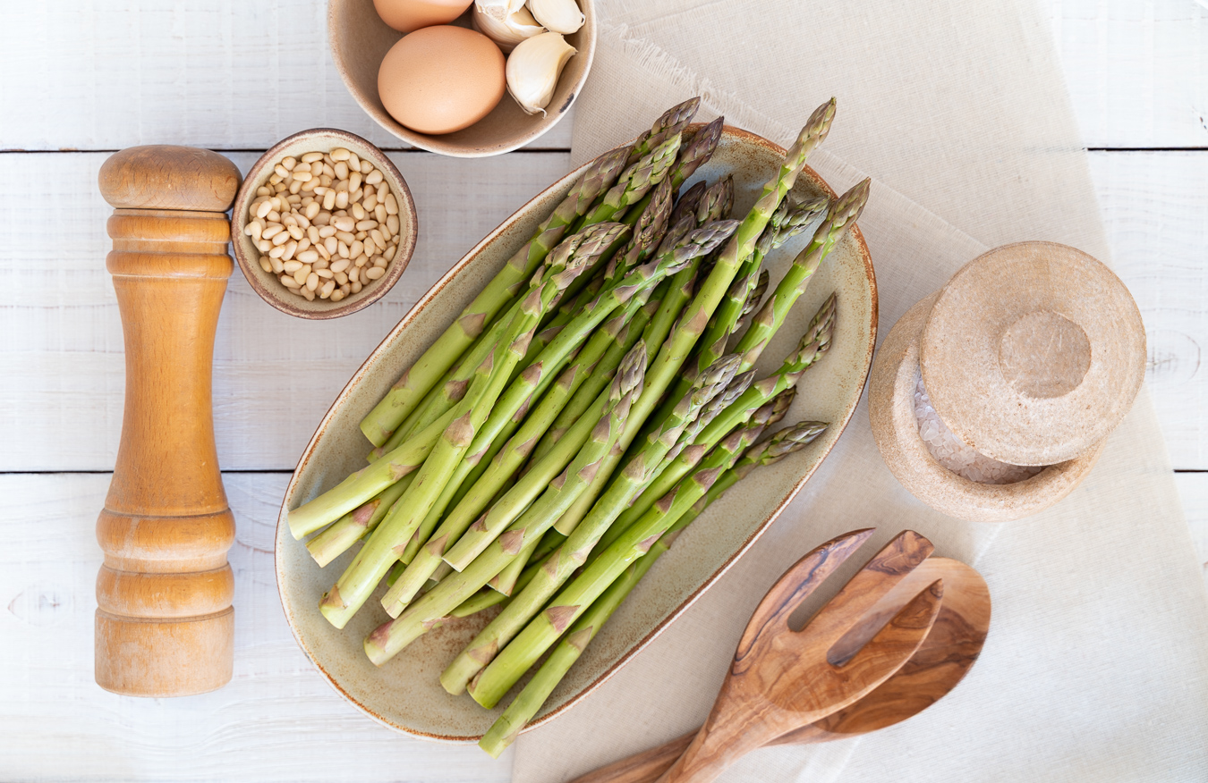 Overhead asparagus with pine nuts and eggs — Green Kitchen