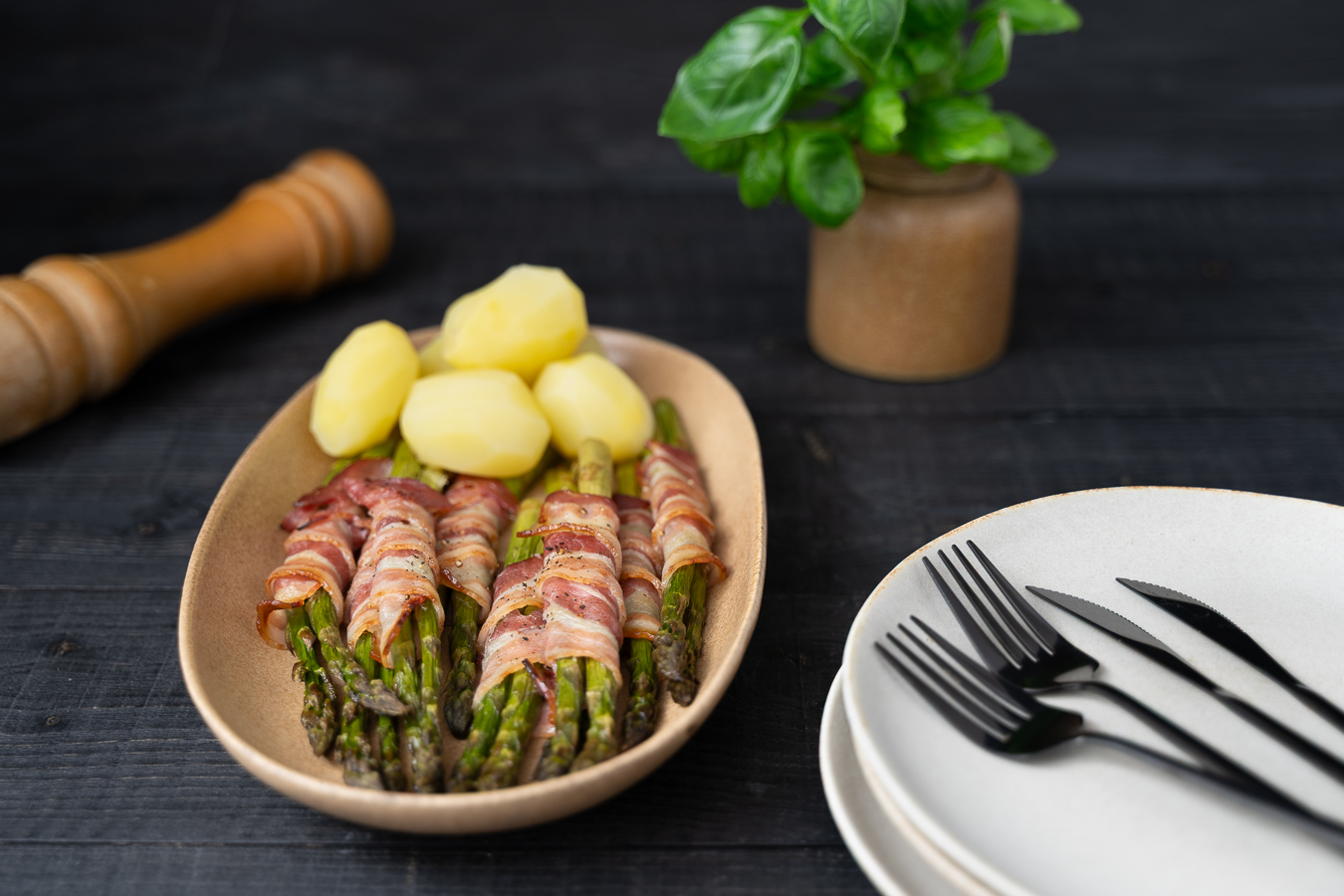 Bacon-wrapped asparagus with potatoes — Green Kitchen